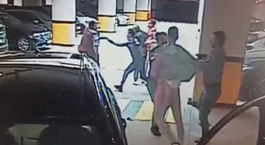 Türk Halk Müziği sanatçısı ve komşusu arasında kavga!