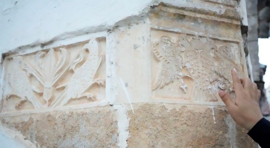 Dökülen sıvanın altından 700 yıllık figürler ortaya çıktı
