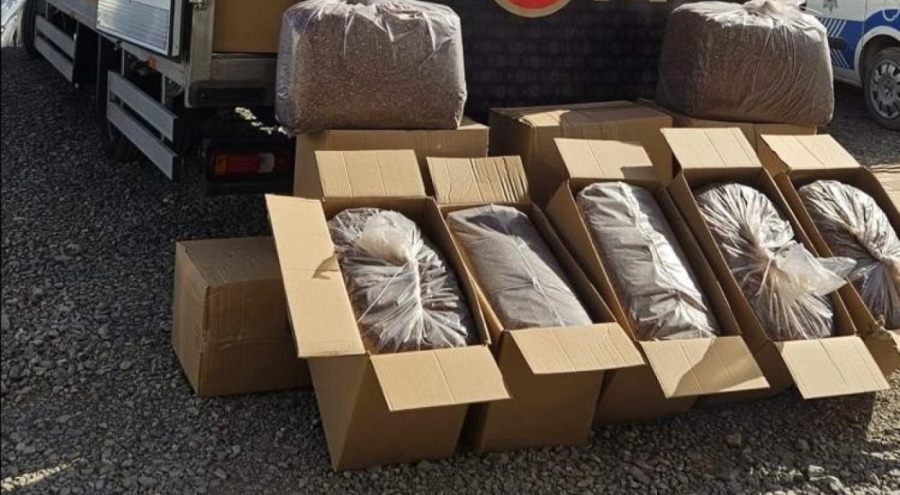 Durdurulan kamyonda tonlarca tütün yakalandı