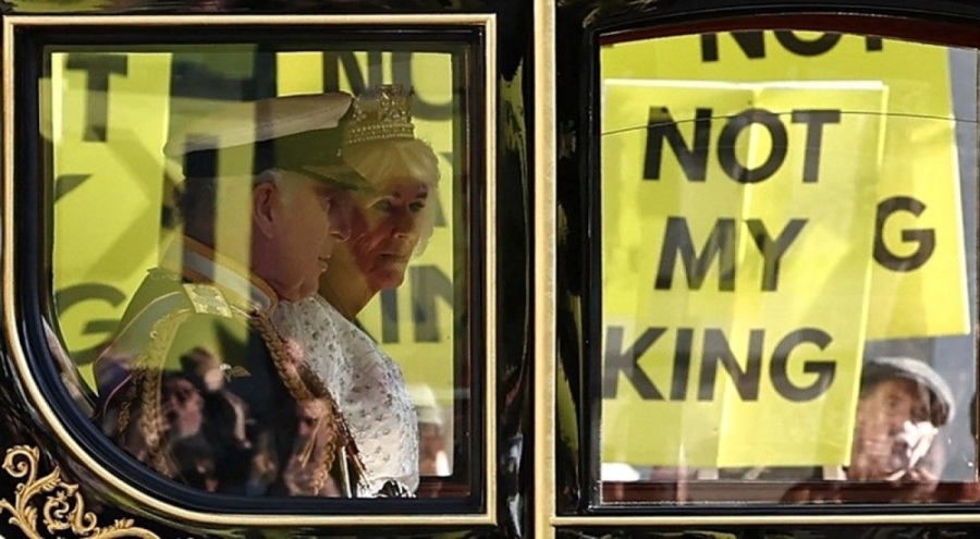 Kral Charles'a protesto: Benim kralım değil!