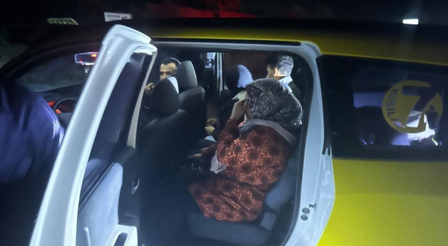 Çanakkale'de bir araçta 8 kaçak göçmen yakalandı