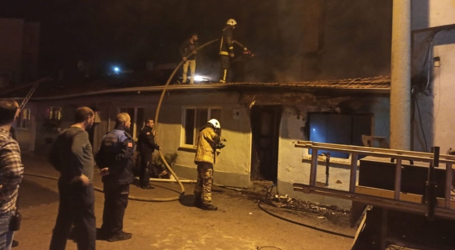 Bursa'da korkutan yangın! Yan eve de sıçradı