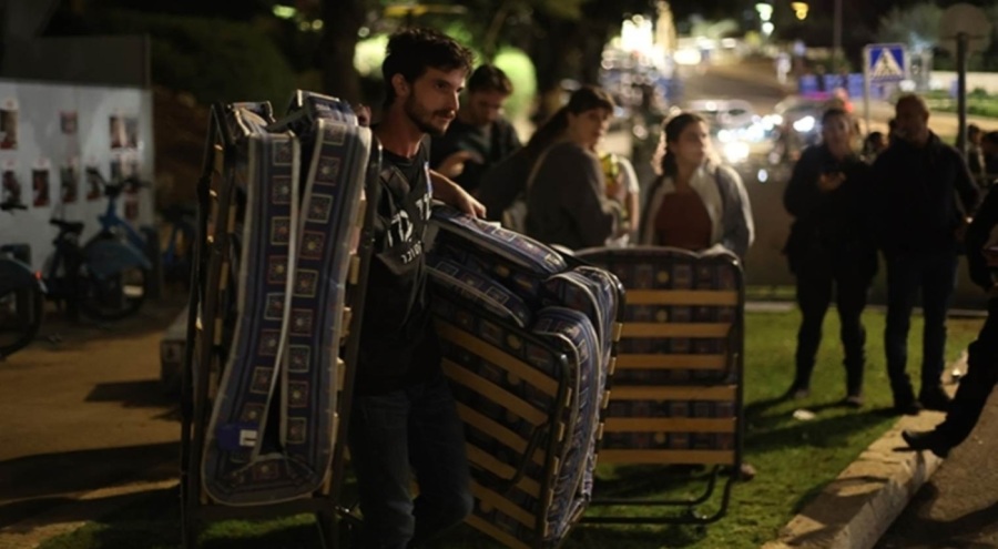 Netanyahu'nun istifasını isteyenler İsrail Meclisi önünde çadır kurdu