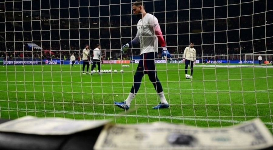 Milan taraftarından tepki: Kafasına sahte para yağdırdılar