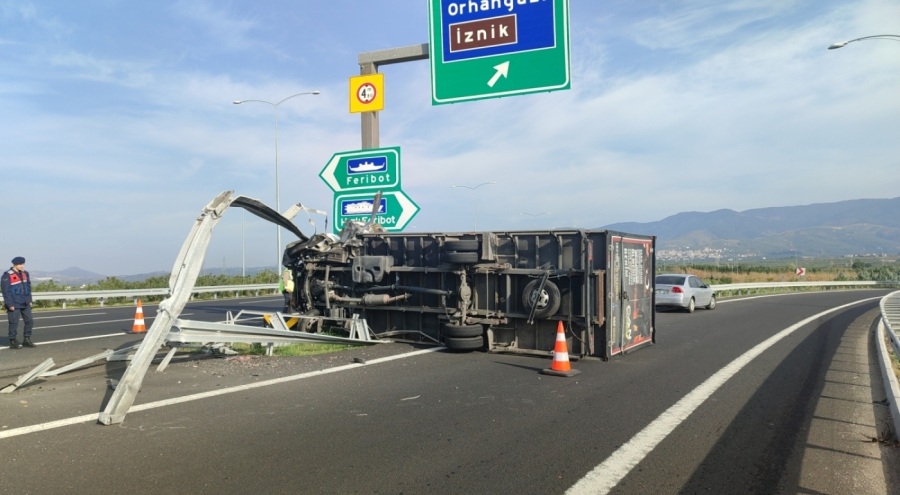 Bursa Orhangazi'de kamyonet bariyere saplandı