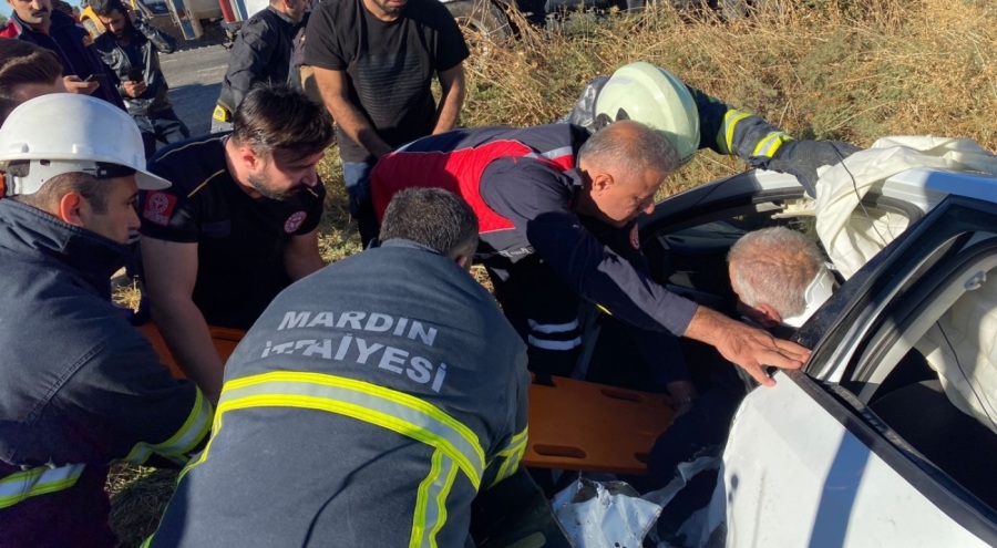 Otomobil, şarampole yuvarlandı! Yaralılar var