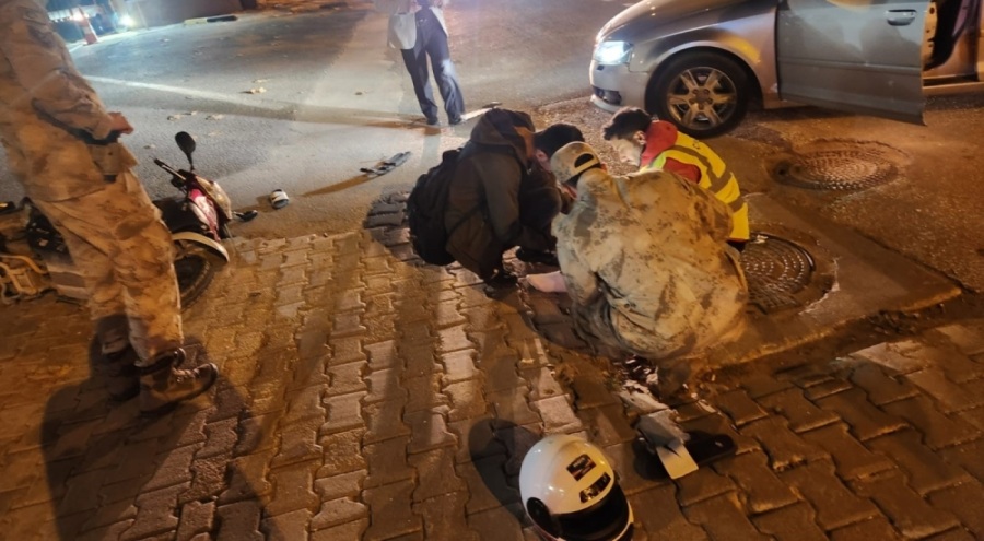 Motosiklet ve otomobil çarpıştı!