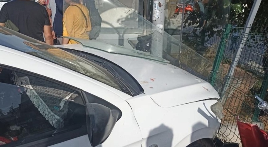 Direksiyon hakimiyetini kaybeden araç durağa daldı!