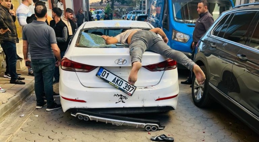 Çarptığı otomobilin camından içeri girdi!