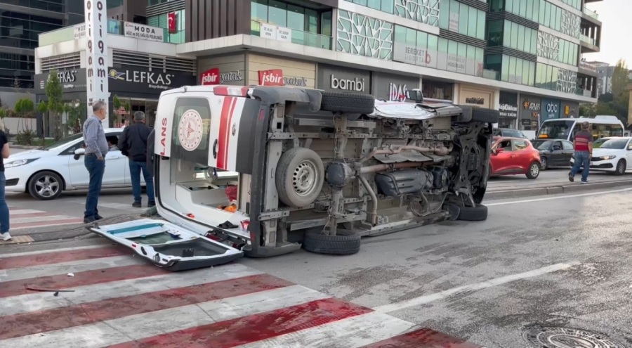 Bursa'da ambulans devrildi! Yaralılar var
