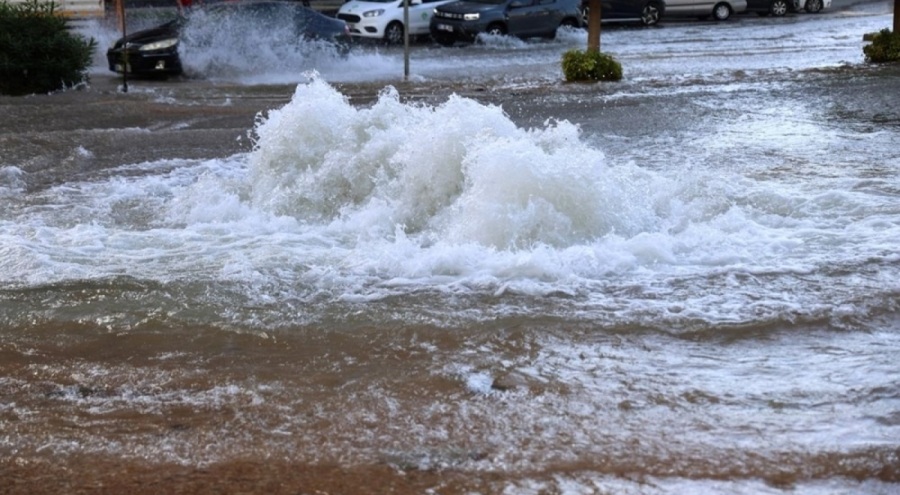 Su borusu patlamasıyla yollar göle döndü
