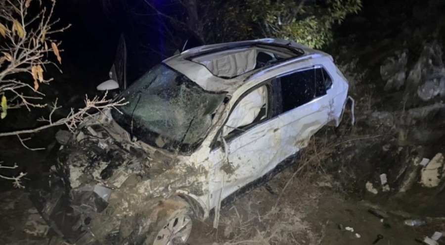 Otomobille 80 metrelik uçurumdan yuvarlanan 5 kişi yaralandı