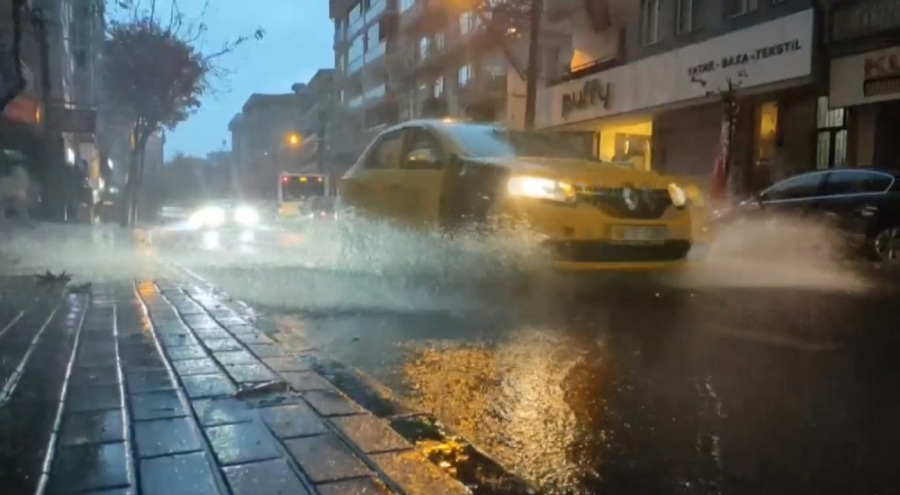 Bursalılar güne yağmur ve şimşeklerle uyandı