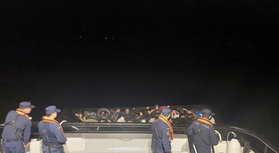 Ezine açıklarında 35 kaçak göçmen yakalandı