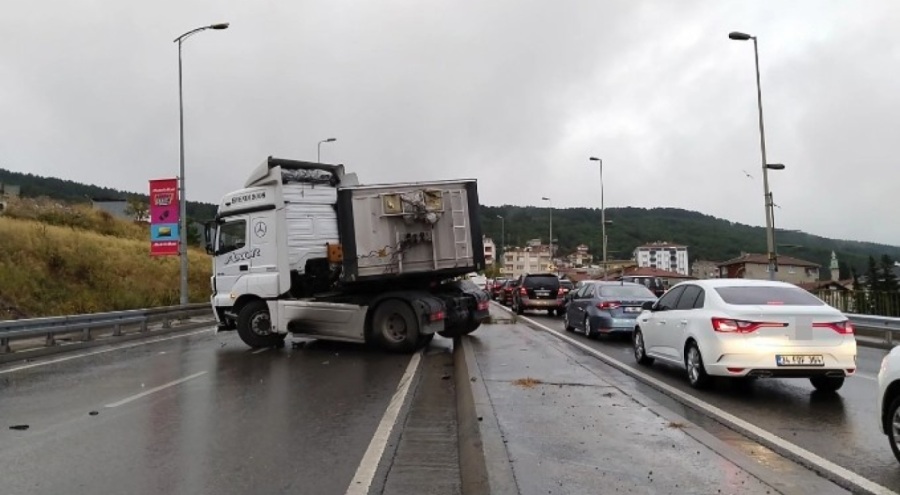 Yağmurda ıslanan yolda kayan tır refüje çıktı