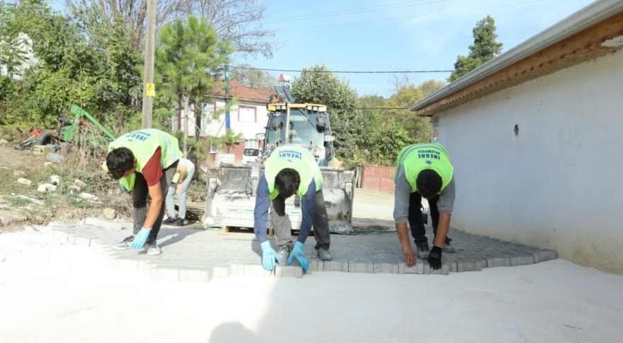 İnegöl Yiğitköy'de hem alt yapı hem yol kaplamaları başladı