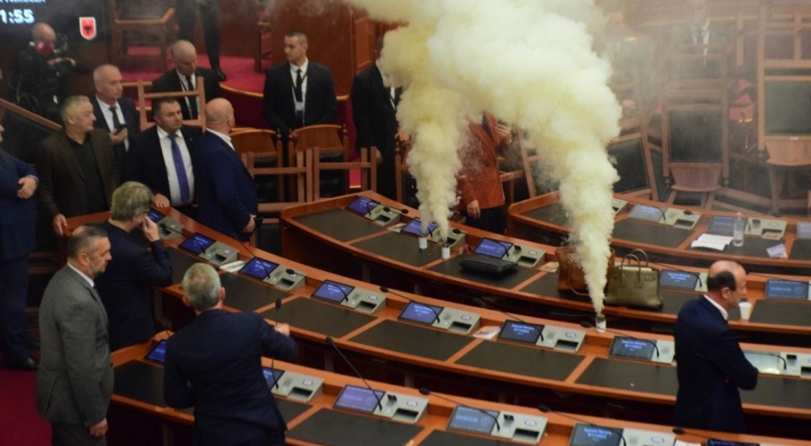 Meclis'te gerginlik! Sis bombası atıldı