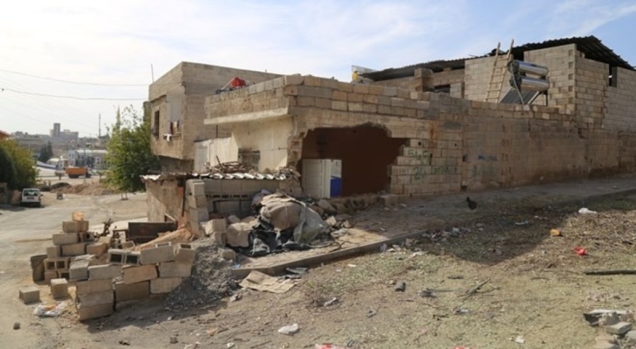 Feci kaza! Park halindeyken hareket eden TIR eve girdi