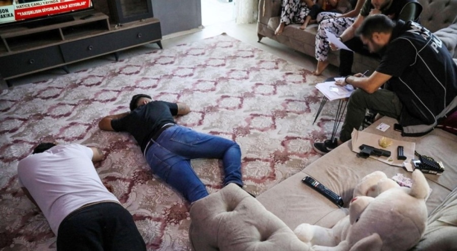 Uyuşturucu baskınında gözaltına alınan şüphelilerden ilginç açıklama: Temizlik yapıyorduk