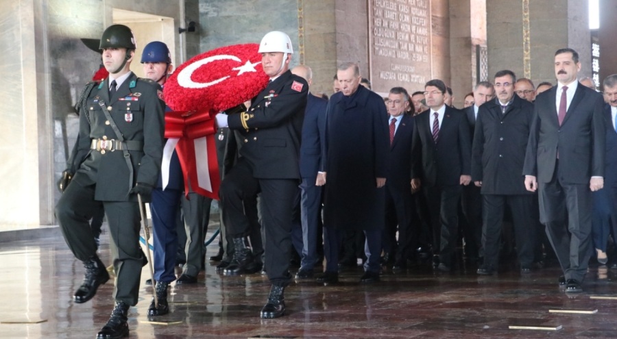 Devlet erkanı 9'u beş geçe Anıtkabir'de Ulu Önder Atatürk'ün manevi huzuruna çıktı