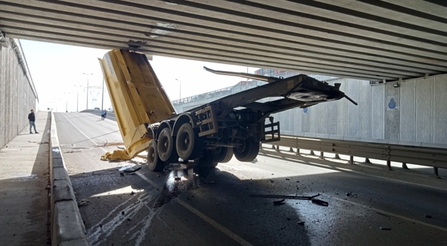 Açık unutulan hafriyat kamyonunun dorsesi alt geçitte takıldı