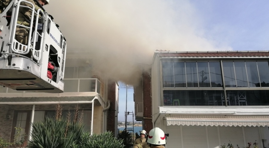 Silivri'de villanın çatısı yandı