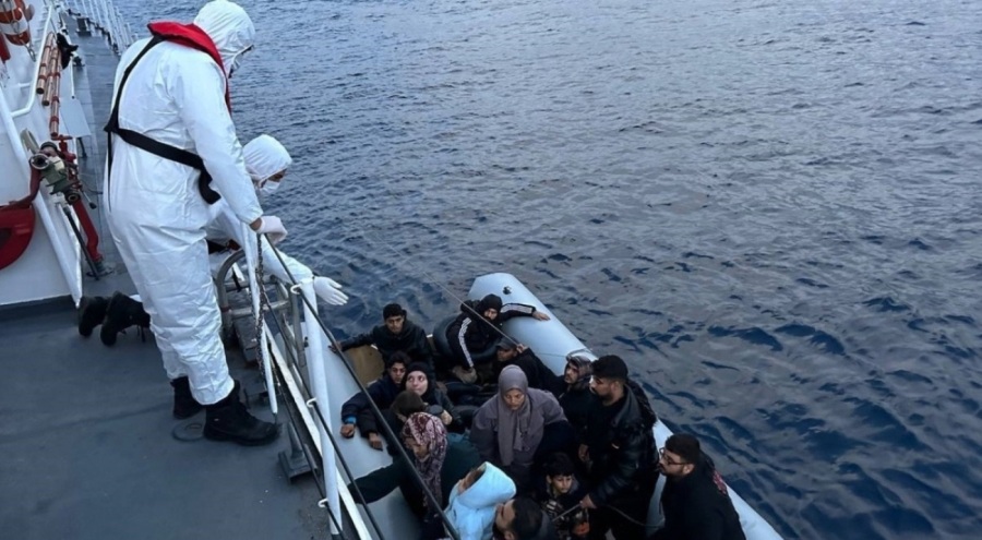 İzmir'de 57 kaçak göçmen kurtarıldı