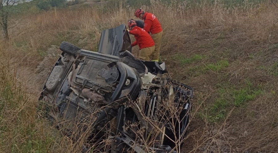 Bursa'da otomobil refüje uçtu! 3 yaralı