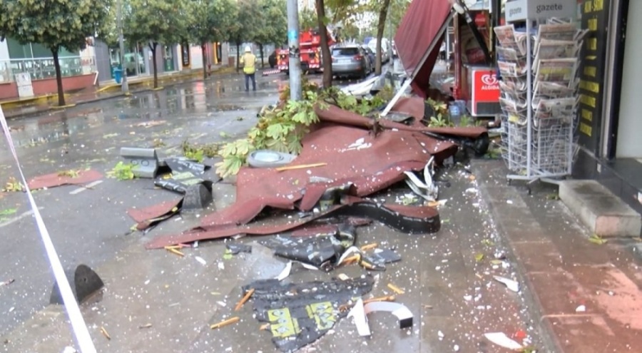 Korkutan an! Çatıdan kopan parça kaldırımda yürürken başına düştü