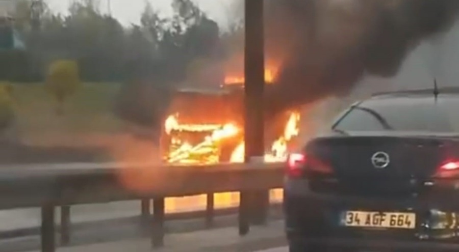 TEM Otoyolu'nda yanan minibüs alev topuna döndü