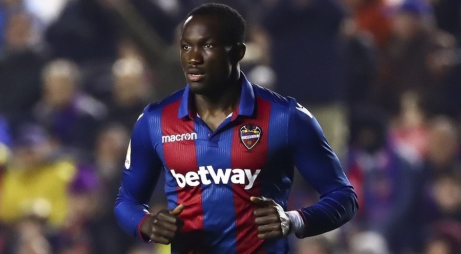 Raphael Dwamena maç sırasında yere yığılarak hayatını kaybetti