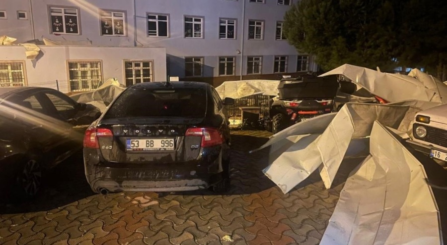 Bursa'da okulun çatısı uçtu!