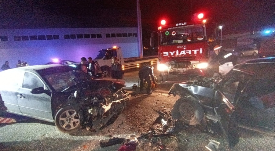 2 otomobil kafa kafaya çarpıştı: 1 yaralı