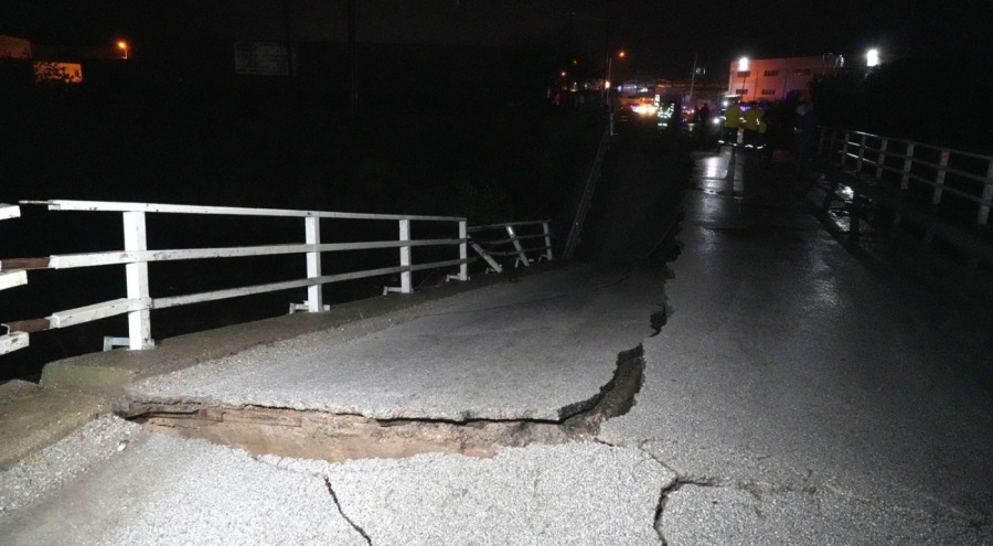 Sağanak yağış köprü yıktı