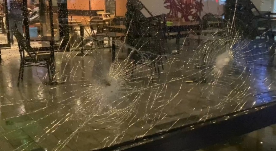 Esenyurt'ta İsrail'e tepki gösteren grup kahve zinciri şubesine saldırdı