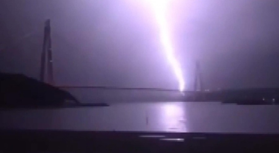 Yavuz Sultan Selim Köprüsü'ne düşen yıldırım kamerada