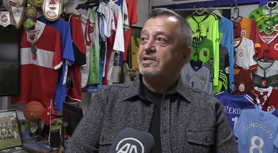 Oto lastikçi 10 yıldır biriktirdiği forma ve spor malzemelerini iş yerinde sergiliyor