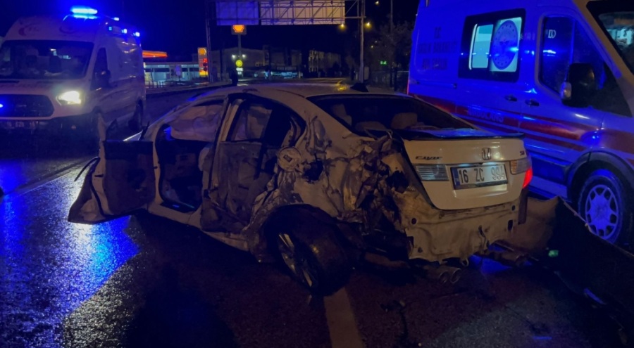 Bursa'da kontrolden çıkan araç bariyerlere çarptı! 5 yaralı