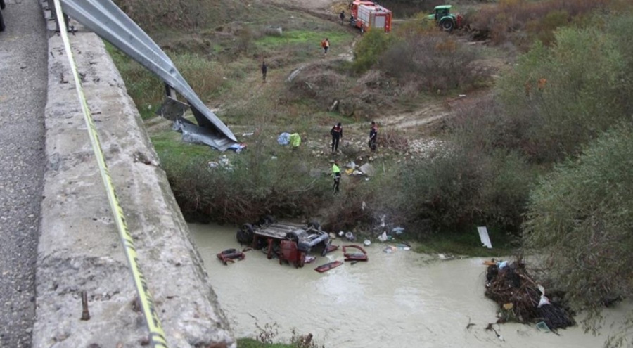 Manisa'da araç köprüden uçtu: 3 ölü