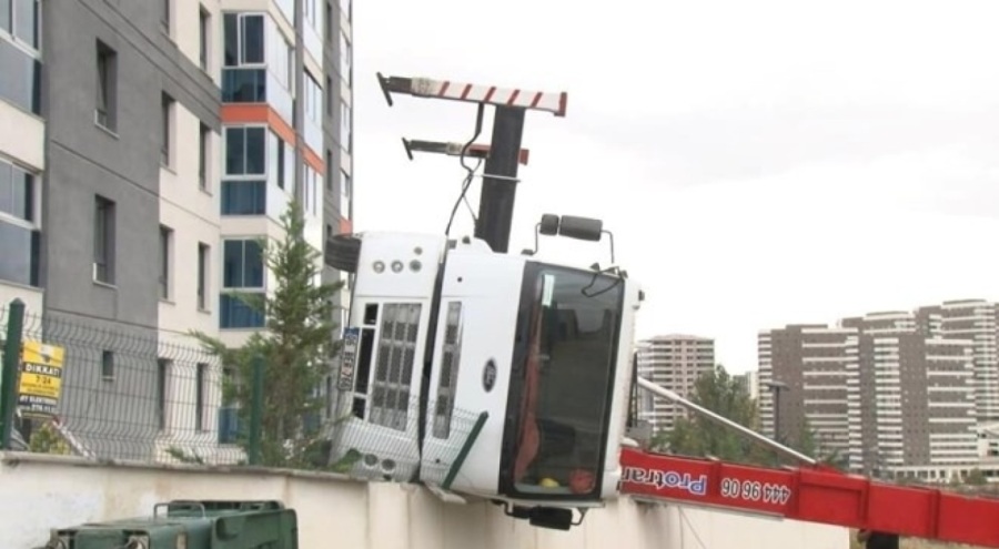 Ankara'da yük asansörü devrildi
