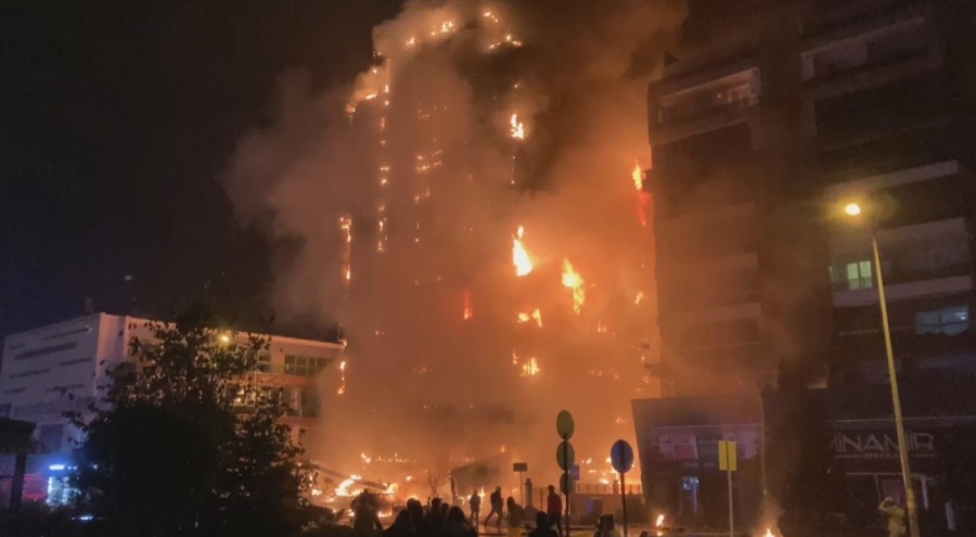 Bursa'daki 10 katlı iş merkezinde çıkan yangının yayıldığı anlar kameralarla kaydedildi