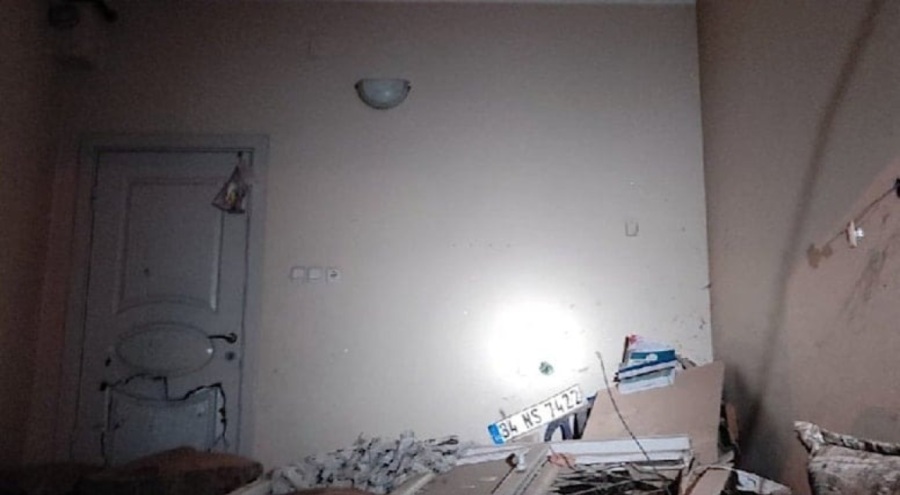 Mardin'de minibüs evden içeri girdi: Yaralılar var