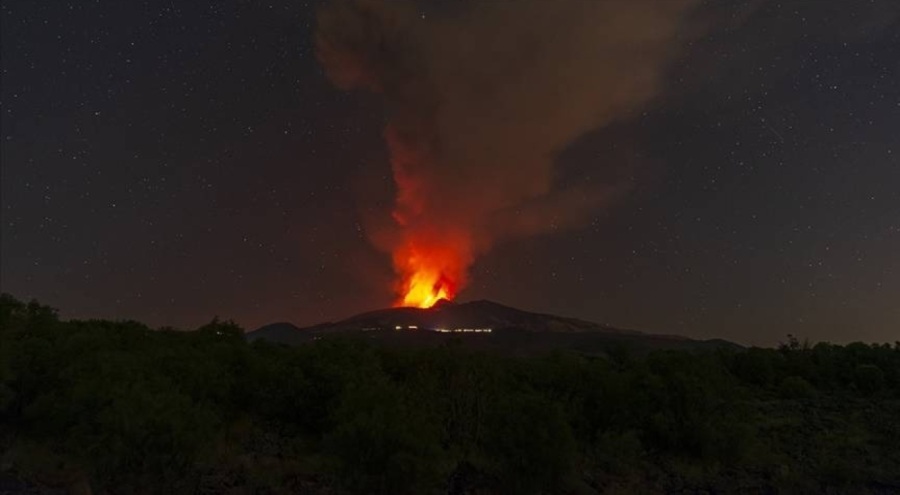 Etna Yanardağı alev püskürttü