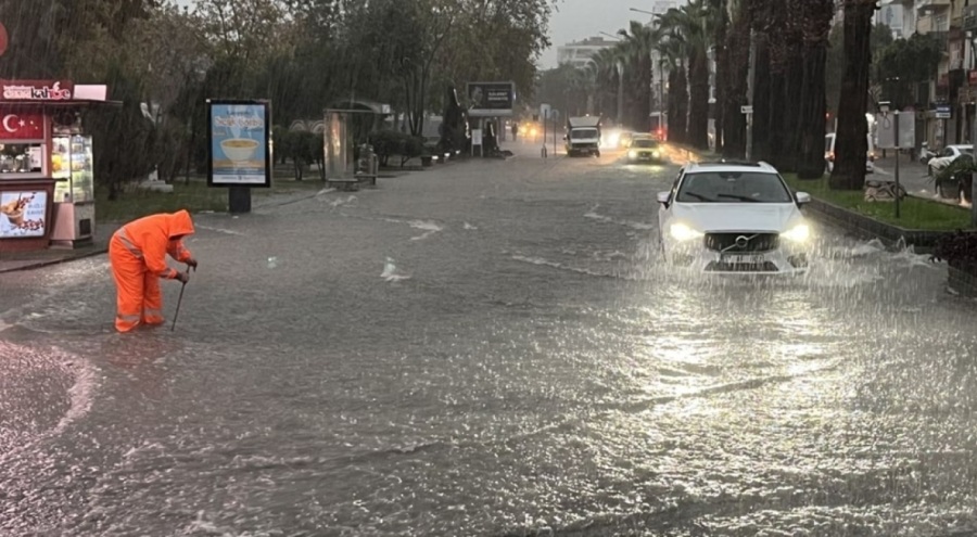 Çanakkale'de sağanak etkisini gösterdi