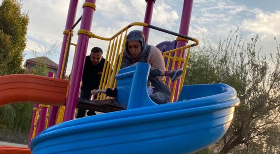 Parkta bileği kaydırak demirine sıkışan çocuğu itfaiye kurtardı