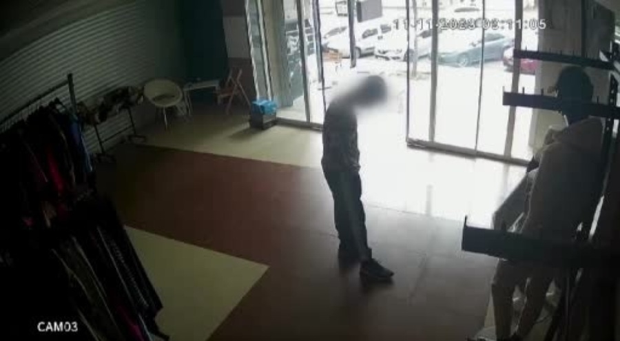 İş hanında mankenin üzerindeki eşyayı çaldı