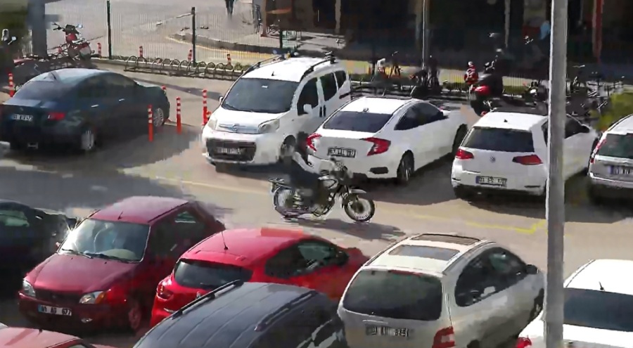 Sevgilisinin gözcülük yaptığı motosiklet hırsızı suçüstü yakalandı