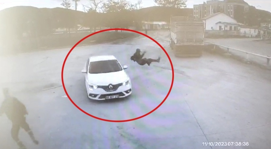 Ağabeyini öldüren kişinin ağabeyine otomobille çarpıp, yaraladı