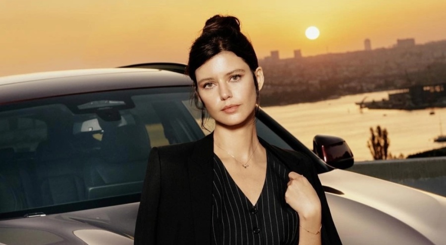 Beren Saat tarzıyla sosyal medyayı salladı