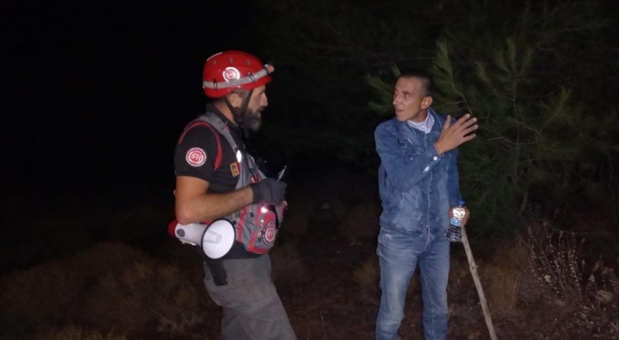 Yürüyüşe çıktığı kayalıklarda mahsur kaldı